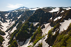 春の鳥海山