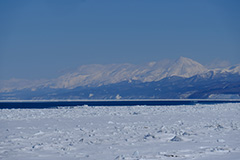 知床連山と流氷