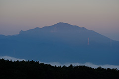 秋の子持山の夜明け