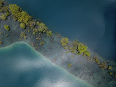 四万の湖面の空撮