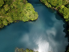 四万の湖面の空撮