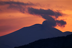 冬の浅間山の夕景