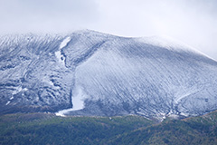 冠雪した春の浅間山