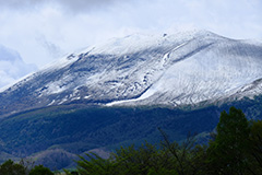 冠雪した春の浅間山