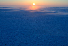 冬の流氷の夕景