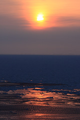 冬の流氷の夕景