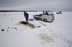 冬の氷下待ち網漁