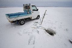 冬の氷下待ち網漁