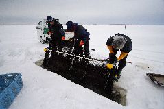 冬の氷下待ち網漁