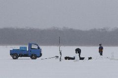 冬の氷下待ち網漁
