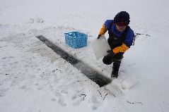 冬の氷下待ち網漁