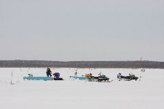 冬の氷下待ち網漁