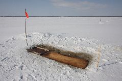 冬の氷下待ち網漁