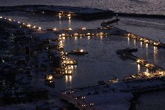 冬の羅臼港の夜明け