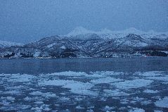 知床連山と流氷
