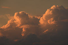 夏の入道雲の夕景