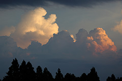 夏の入道雲の夕景