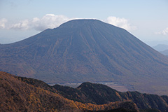 秋の男体山