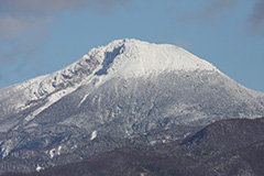 冠雪した秋の日光白根山