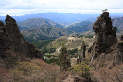 春の妙義山