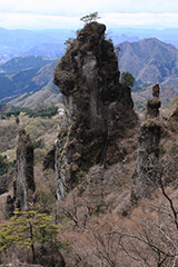 春の妙義山