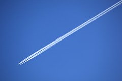 冬の飛行機雲