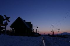 冬の原生花園駅の夜明け