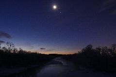 冬の雪裡川の夜明け