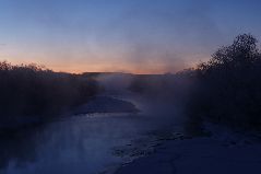 冬の雪裡川の夜明け