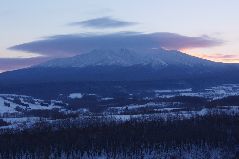 冬の斜里岳の夕景