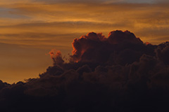 夏の入道雲の夕景