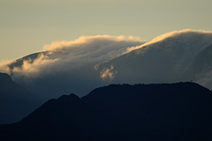 夏の滝雲